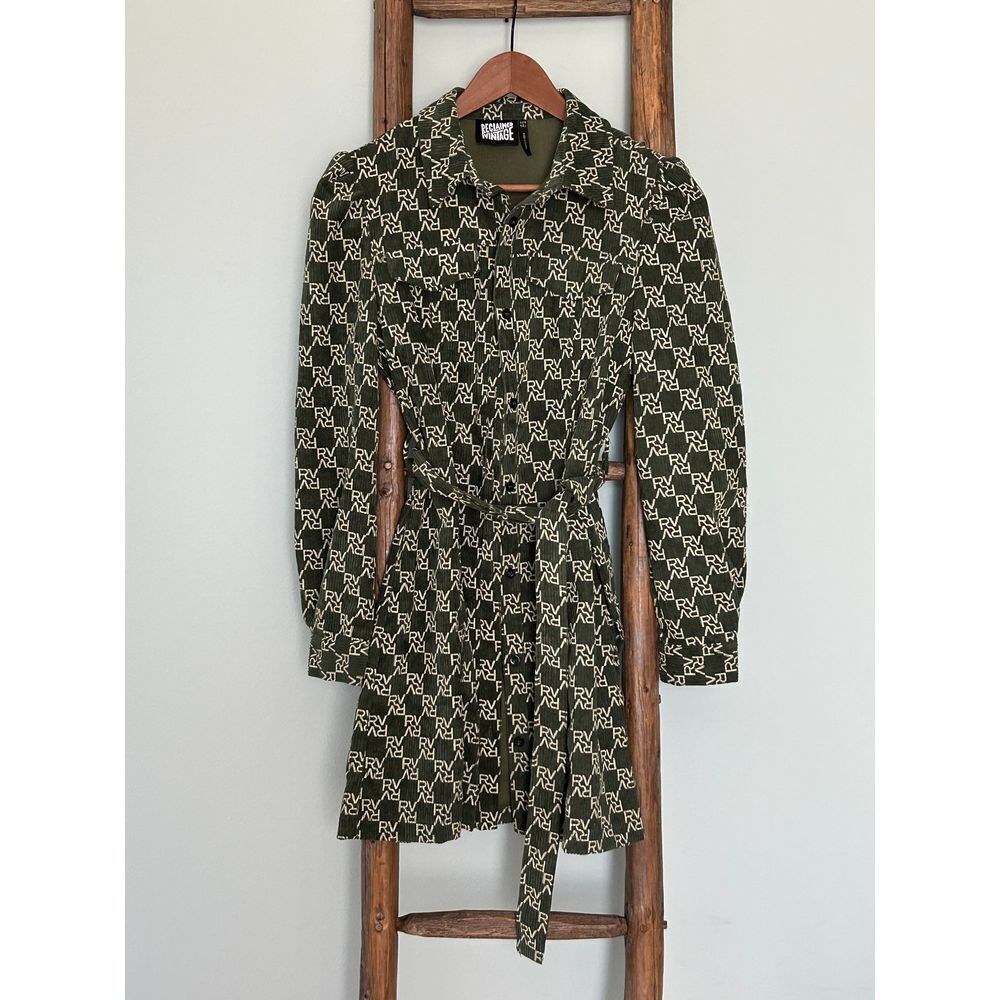 Reclaimed Vintage inspired shirt dress in green logo print Size 8‎